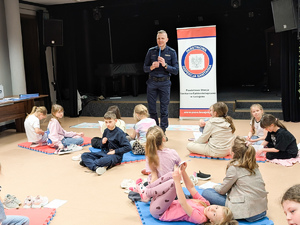 Zdjęcia przedstawiają przebieg spotkania profilaktycznego z udziałem funkcjonariusza Komendy Powiatowej Policji w Leżajsku. Odbyło się ono w Miejskim Centrum Kultury w Leżajsku  w pierwszy dzień ferii.