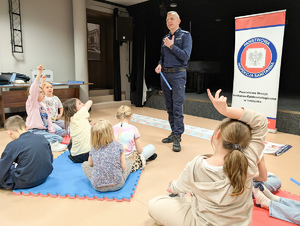 Zdjęcia przedstawiają przebieg spotkania profilaktycznego z udziałem funkcjonariusza Komendy Powiatowej Policji w Leżajsku. Odbyło się ono w Miejskim Centrum Kultury w Leżajsku  w pierwszy dzień ferii.