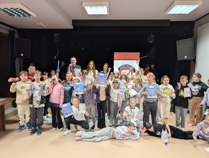 Zdjęcia przedstawiają przebieg spotkania profilaktycznego z udziałem funkcjonariusza Komendy Powiatowej Policji w Leżajsku. Odbyło się ono w Miejskim Centrum Kultury w Leżajsku  w pierwszy dzień ferii.