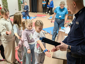 Zdjęcia przedstawiają przebieg spotkania profilaktycznego z udziałem funkcjonariusza Komendy Powiatowej Policji w Leżajsku. Odbyło się ono w Miejskim Centrum Kultury w Leżajsku  w pierwszy dzień ferii.