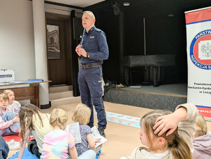 Zdjęcia przedstawiają przebieg spotkania profilaktycznego z udziałem funkcjonariusza Komendy Powiatowej Policji w Leżajsku. Odbyło się ono w Miejskim Centrum Kultury w Leżajsku  w pierwszy dzień ferii.