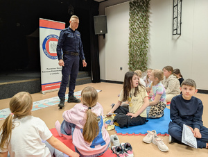 Zdjęcia przedstawiają przebieg spotkania profilaktycznego z udziałem funkcjonariusza Komendy Powiatowej Policji w Leżajsku. Odbyło się ono w Miejskim Centrum Kultury w Leżajsku  w pierwszy dzień ferii.