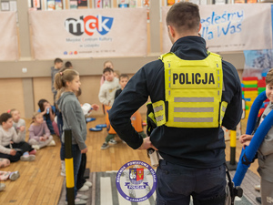 Bezpieczeństwo najmłodszych podczas ferii zimowych to jeden z priorytetów działań Komendy Powiatowej Policji w Leżajsku. Funkcjonariusze Wydziału Ruchu Drogowego spotkali się z uczestnikami półkolonii w Miejskim Centrum Kultury w Leżajsku, by przypomnieć im najważniejsze zasady bezpiecznego poruszania się po drogach i terenach rekreacyjnych.