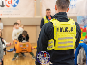 Bezpieczeństwo najmłodszych podczas ferii zimowych to jeden z priorytetów działań Komendy Powiatowej Policji w Leżajsku. Funkcjonariusze Wydziału Ruchu Drogowego spotkali się z uczestnikami półkolonii w Miejskim Centrum Kultury w Leżajsku, by przypomnieć im najważniejsze zasady bezpiecznego poruszania się po drogach i terenach rekreacyjnych.