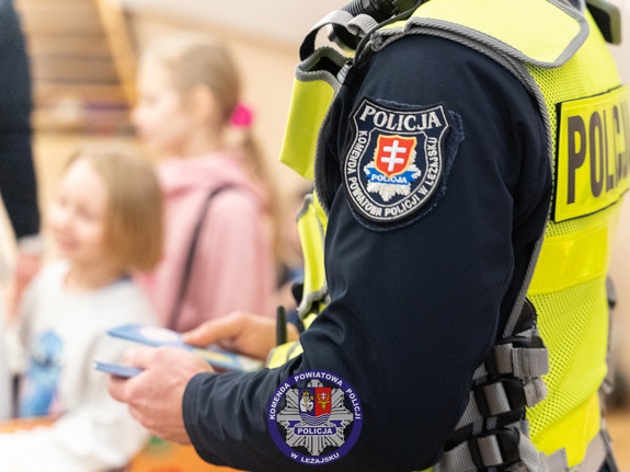 Bezpieczeństwo najmłodszych podczas ferii zimowych to jeden z priorytetów działań Komendy Powiatowej Policji w Leżajsku. Funkcjonariusze Wydziału Ruchu Drogowego spotkali się z uczestnikami półkolonii w Miejskim Centrum Kultury w Leżajsku, by przypomnieć im najważniejsze zasady bezpiecznego poruszania się po drogach i terenach rekreacyjnych.