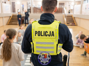 Bezpieczeństwo najmłodszych podczas ferii zimowych to jeden z priorytetów działań Komendy Powiatowej Policji w Leżajsku. Funkcjonariusze Wydziału Ruchu Drogowego spotkali się z uczestnikami półkolonii w Miejskim Centrum Kultury w Leżajsku, by przypomnieć im najważniejsze zasady bezpiecznego poruszania się po drogach i terenach rekreacyjnych.