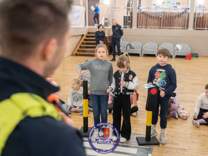 Bezpieczeństwo najmłodszych podczas ferii zimowych to jeden z priorytetów działań Komendy Powiatowej Policji w Leżajsku. Funkcjonariusze Wydziału Ruchu Drogowego spotkali się z uczestnikami półkolonii w Miejskim Centrum Kultury w Leżajsku, by przypomnieć im najważniejsze zasady bezpiecznego poruszania się po drogach i terenach rekreacyjnych.