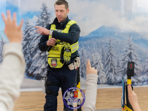 Bezpieczeństwo najmłodszych podczas ferii zimowych to jeden z priorytetów działań Komendy Powiatowej Policji w Leżajsku. Funkcjonariusze Wydziału Ruchu Drogowego spotkali się z uczestnikami półkolonii w Miejskim Centrum Kultury w Leżajsku, by przypomnieć im najważniejsze zasady bezpiecznego poruszania się po drogach i terenach rekreacyjnych.