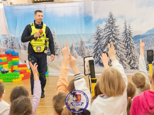 Bezpieczeństwo najmłodszych podczas ferii zimowych to jeden z priorytetów działań Komendy Powiatowej Policji w Leżajsku. Funkcjonariusze Wydziału Ruchu Drogowego spotkali się z uczestnikami półkolonii w Miejskim Centrum Kultury w Leżajsku, by przypomnieć im najważniejsze zasady bezpiecznego poruszania się po drogach i terenach rekreacyjnych.