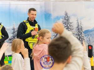 Bezpieczeństwo najmłodszych podczas ferii zimowych to jeden z priorytetów działań Komendy Powiatowej Policji w Leżajsku. Funkcjonariusze Wydziału Ruchu Drogowego spotkali się z uczestnikami półkolonii w Miejskim Centrum Kultury w Leżajsku, by przypomnieć im najważniejsze zasady bezpiecznego poruszania się po drogach i terenach rekreacyjnych.