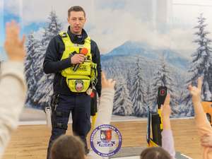 Bezpieczeństwo najmłodszych podczas ferii zimowych to jeden z priorytetów działań Komendy Powiatowej Policji w Leżajsku. Funkcjonariusze Wydziału Ruchu Drogowego spotkali się z uczestnikami półkolonii w Miejskim Centrum Kultury w Leżajsku, by przypomnieć im najważniejsze zasady bezpiecznego poruszania się po drogach i terenach rekreacyjnych.