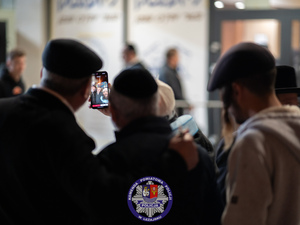 Zdjęcia przedstawiają przebieg pielgrzymki Chasydów do Leżajska. Na zdjęciach widoczni są umundurowani policjanci pełniący w tym czasie służbę.