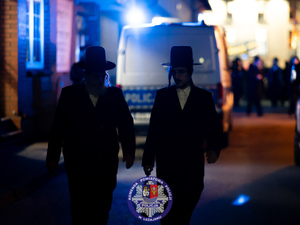 Zdjęcia przedstawiają przebieg pielgrzymki Chasydów do Leżajska. Na zdjęciach widoczni są umundurowani policjanci pełniący w tym czasie służbę.