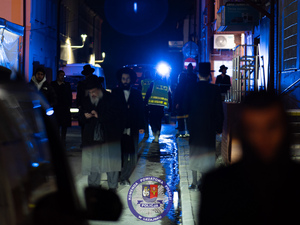 Zdjęcia przedstawiają przebieg pielgrzymki Chasydów do Leżajska. Na zdjęciach widoczni są umundurowani policjanci pełniący w tym czasie służbę.