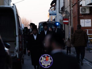 Zdjęcia przedstawiają przebieg pielgrzymki Chasydów do Leżajska. Na zdjęciach widoczni są umundurowani policjanci pełniący w tym czasie służbę.