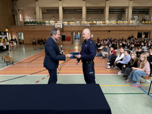 Zdjęcia przedstawiają przebieg Szkolnego Dnia Profilaktyki w Zespole Szkolno-Przedszkolnym nr 2 w Leżajsku. Na zdjęciach widoczny jest umundurowany policjant, który prowadził prelekcje podsumowujące działania profilaktyczne w bieżącym roku szkolnym.