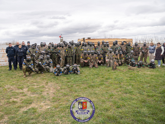 Zdjęcia przedstawiają przebieg spotkania integracyjnego dla uczniów ze szkół gminy leżajsk. Spotkanie współorganizowane przez policjantów Komendy Powiatowej Policji w Leżajsku. Na zdjęciach widoczna jest młodzież szkolna oraz umundurowani policjanci.