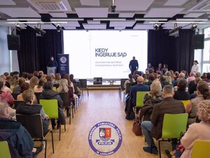 Zdjęcia przedstawiają przebieg debaty społecznej pn. narkotyki i dopalacze - problem medyczny, prawny i społeczny. Na zdjęciach widoczni są umundurowani policjanci oraz prelegenci, którzy w tym dniu przemawiali. Wszystko dzieje się w sali koncertowej Zespołu Szkół Licealnych imienia Bolesława Chrobrego w Leżajsku.