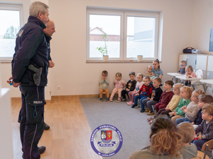 Zdjęcia przedstawiają przebieg spotkania najmłodszych żłobkowiczów z funkcjonariuszami leżajskiej komendy.