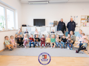 Zdjęcia przedstawiają przebieg spotkania najmłodszych żłobkowiczów z funkcjonariuszami leżajskiej komendy.
