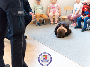 Zdjęcia przedstawiają przebieg spotkania najmłodszych żłobkowiczów z funkcjonariuszami leżajskiej komendy.