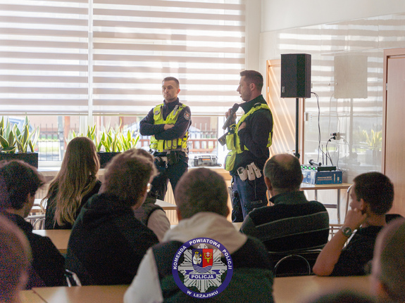 Zdjęcia przedstawiają przebieg spotkania profilaktycznego z uczniami Zespołu Szkół Technicznych w Leżajsku. W spotkaniu udział wzięli funkcjonariusze wydziału ruchu drogowego leżajskiej jednostki.
