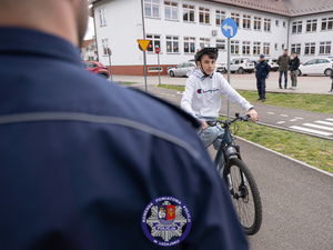 Zdjęcia przedstawiają przebieg turnieju bezpieczeństwa w ruchu drogowym. Na zdjęciach widoczni są umundurowani funkcjonariusze ruchu drogowego z leżajskiej jednostki. Na fotografiach widoczne są także dzieci i młodzież zmagająca się z testem praktycznym podczas konskursu.