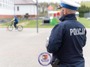 Zdjęcia przedstawiają przebieg turnieju bezpieczeństwa w ruchu drogowym. Na zdjęciach widoczni są umundurowani funkcjonariusze ruchu drogowego z leżajskiej jednostki. Na fotografiach widoczne są także dzieci i młodzież zmagająca się z testem praktycznym podczas konskursu.