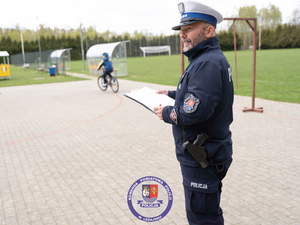 Zdjęcia przedstawiają przebieg turnieju bezpieczeństwa w ruchu drogowym. Na zdjęciach widoczni są umundurowani funkcjonariusze ruchu drogowego z leżajskiej jednostki. Na fotografiach widoczne są także dzieci i młodzież zmagająca się z testem praktycznym podczas konskursu.