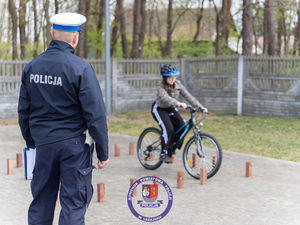 Zdjęcia przedstawiają przebieg turnieju bezpieczeństwa w ruchu drogowym. Na zdjęciach widoczni są umundurowani funkcjonariusze ruchu drogowego z leżajskiej jednostki. Na fotografiach widoczne są także dzieci i młodzież zmagająca się z testem praktycznym podczas konskursu.