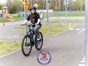 Zdjęcia przedstawiają przebieg turnieju bezpieczeństwa w ruchu drogowym. Na zdjęciach widoczni są umundurowani funkcjonariusze ruchu drogowego z leżajskiej jednostki. Na fotografiach widoczne są także dzieci i młodzież zmagająca się z testem praktycznym podczas konskursu.