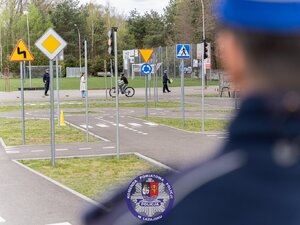 Zdjęcia przedstawiają przebieg turnieju bezpieczeństwa w ruchu drogowym. Na zdjęciach widoczni są umundurowani funkcjonariusze ruchu drogowego z leżajskiej jednostki. Na fotografiach widoczne są także dzieci i młodzież zmagająca się z testem praktycznym podczas konskursu.