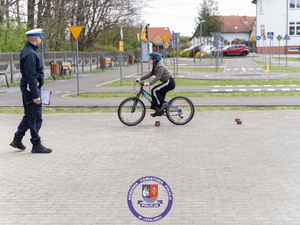 Zdjęcia przedstawiają przebieg turnieju bezpieczeństwa w ruchu drogowym. Na zdjęciach widoczni są umundurowani funkcjonariusze ruchu drogowego z leżajskiej jednostki. Na fotografiach widoczne są także dzieci i młodzież zmagająca się z testem praktycznym podczas konskursu.