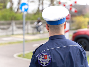 Zdjęcia przedstawiają przebieg turnieju bezpieczeństwa w ruchu drogowym. Na zdjęciach widoczni są umundurowani funkcjonariusze ruchu drogowego z leżajskiej jednostki. Na fotografiach widoczne są także dzieci i młodzież zmagająca się z testem praktycznym podczas konskursu.