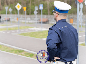 Zdjęcia przedstawiają przebieg turnieju bezpieczeństwa w ruchu drogowym. Na zdjęciach widoczni są umundurowani funkcjonariusze ruchu drogowego z leżajskiej jednostki. Na fotografiach widoczne są także dzieci i młodzież zmagająca się z testem praktycznym podczas konskursu.