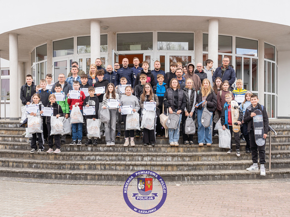 Zdjęcia przedstawiają przebieg turnieju bezpieczeństwa w ruchu drogowym. Na zdjęciach widoczni są umundurowani funkcjonariusze ruchu drogowego z leżajskiej jednostki. Na fotografiach widoczne są także dzieci i młodzież zmagająca się z testem praktycznym podczas konskursu.