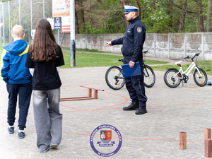 Zdjęcia przedstawiają przebieg turnieju bezpieczeństwa w ruchu drogowym. Na zdjęciach widoczni są umundurowani funkcjonariusze ruchu drogowego z leżajskiej jednostki. Na fotografiach widoczne są także dzieci i młodzież zmagająca się z testem praktycznym podczas konkursu.
