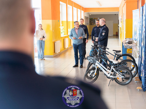 Zdjęcia przedstawiają przebieg turnieju bezpieczeństwa w ruchu drogowym. Na zdjęciach widoczni są umundurowani funkcjonariusze ruchu drogowego z leżajskiej jednostki. Na fotografiach widoczne są także dzieci i młodzież zmagająca się z testem praktycznym podczas konkursu.