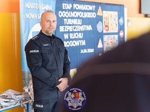 Zdjęcia przedstawiają przebieg turnieju bezpieczeństwa w ruchu drogowym. Na zdjęciach widoczni są umundurowani funkcjonariusze ruchu drogowego z leżajskiej jednostki. Na fotografiach widoczne są także dzieci i młodzież zmagająca się z testem praktycznym podczas konkursu.