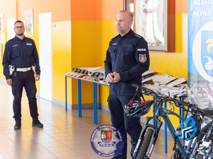 Zdjęcia przedstawiają przebieg turnieju bezpieczeństwa w ruchu drogowym. Na zdjęciach widoczni są umundurowani funkcjonariusze ruchu drogowego z leżajskiej jednostki. Na fotografiach widoczne są także dzieci i młodzież zmagająca się z testem praktycznym podczas konkursu.