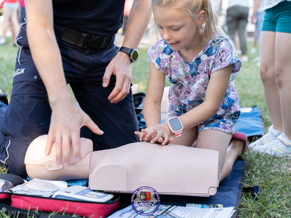 Zdjęcia przedstawiają przebieg wydarzenia w Chałupkach Dębniańskich. Policjanci prowadzili zajęcia profilaktyczne z zakresu pierwszej pomocy.