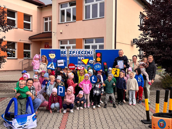 Zdjęcia przedstawiają przebieg zajęć w Zespole Szkół w Dębnie.