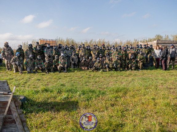 Zdjęcia przedstawiają przebieg wydarzenia paintballowego dla uczniów szkół podstawowych z terenu Gminy Leżajsk, które został zorganizowane przez policyjnych profilaktyków i przedstawicieli Stowarzyszenia Carpatia Arms przy wsparciu Gminy Leżajsk.